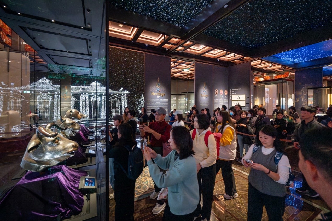 图为观众们近距离欣赏精美展品。