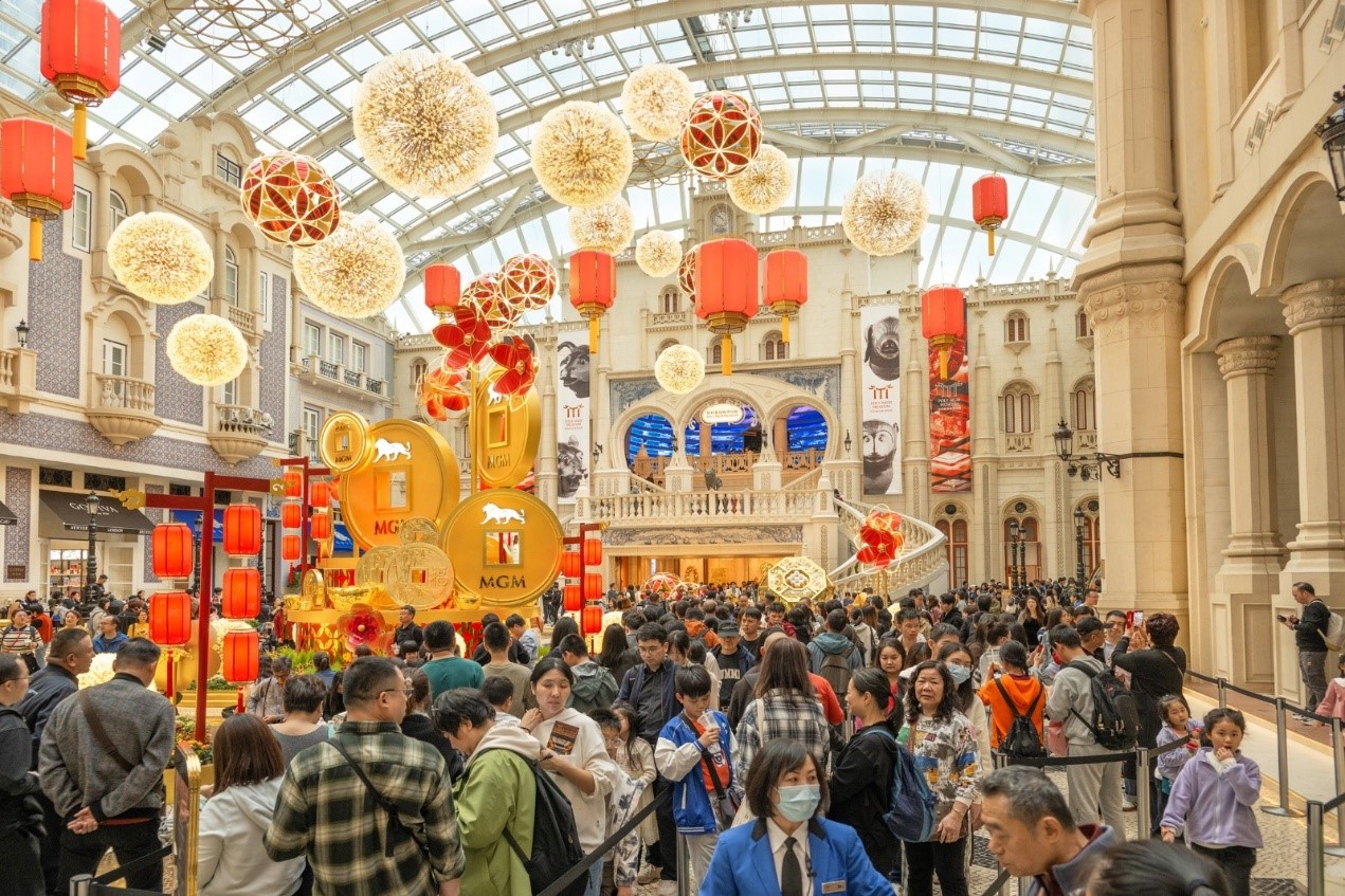 图为春节期间博物馆每日入场人数破万的排队场景。