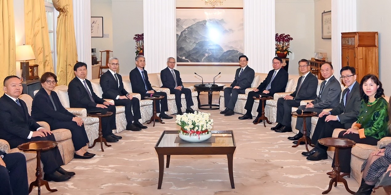 图为澳门特区行政长官岑浩辉与香港特区行政长官李家超会面。