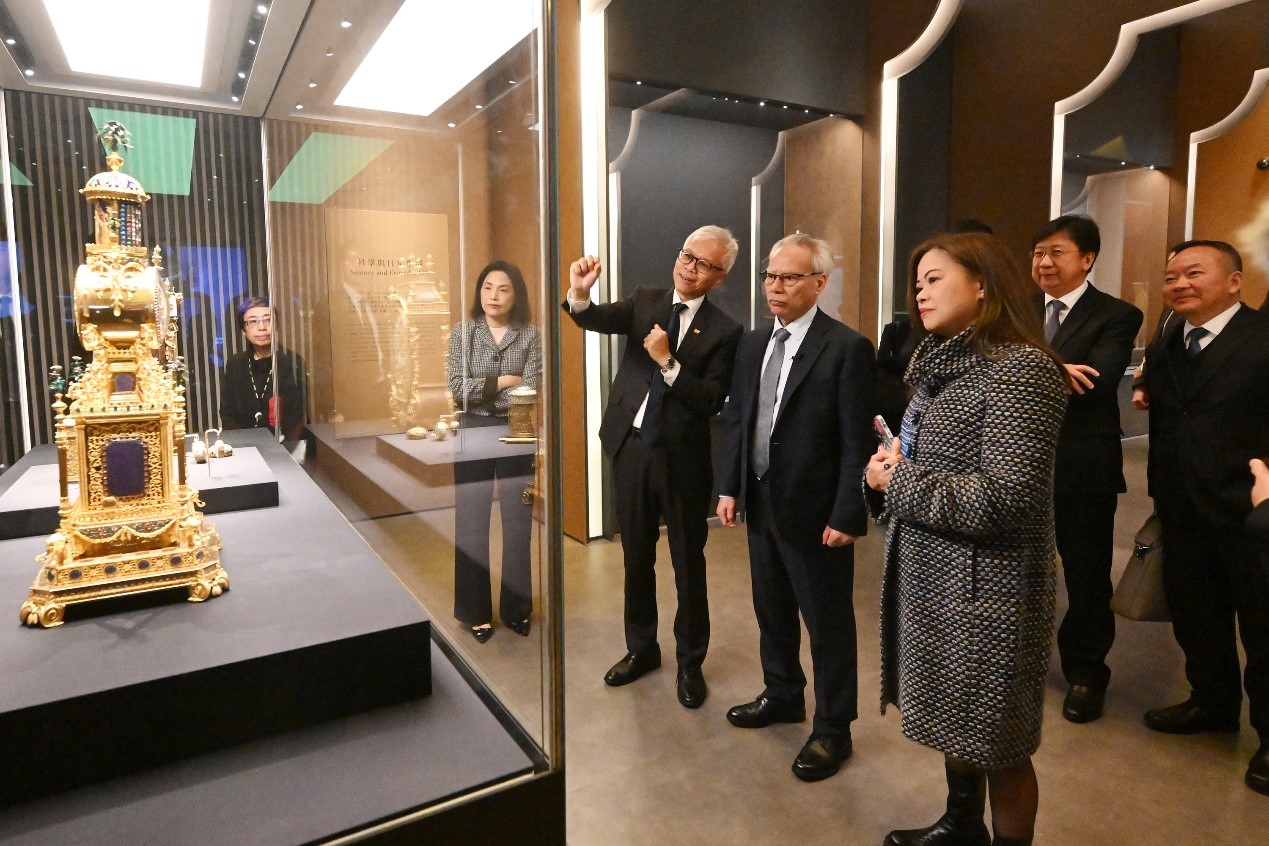图为岑浩辉考察香港故宫文化博物馆，并参观专题展览。