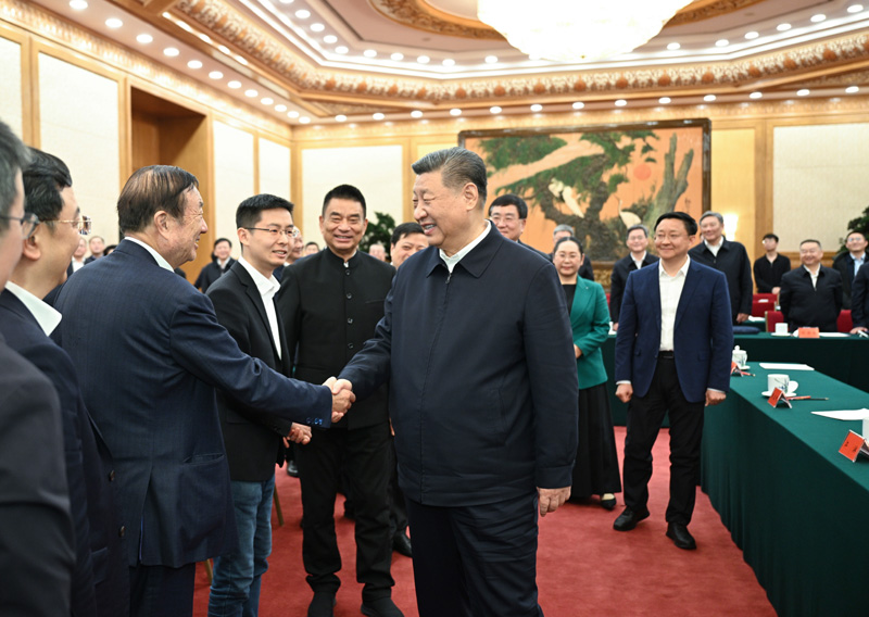 2月17日，中共中央总书记、国家主席、中央军委主席习近平在京出席民营企业座谈会并发表重要讲话。这是习近平同民营企业负责人亲切交流。