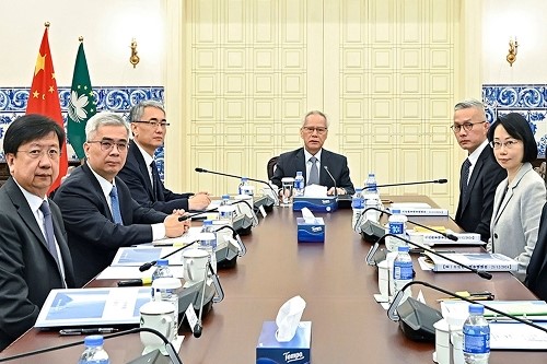 图为岑浩辉主持政务会议，作出内部批示设立五个领导及工作组。