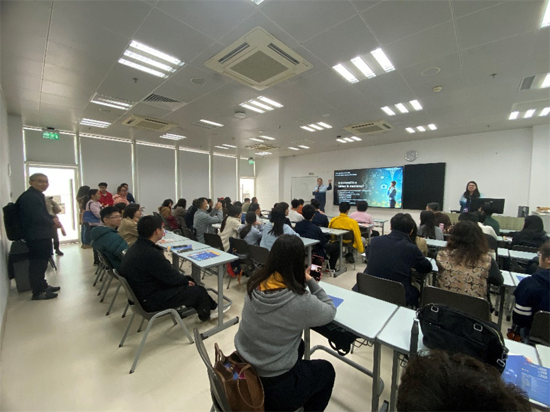 澳门科技大学有关院所的宣讲会座无虚席。