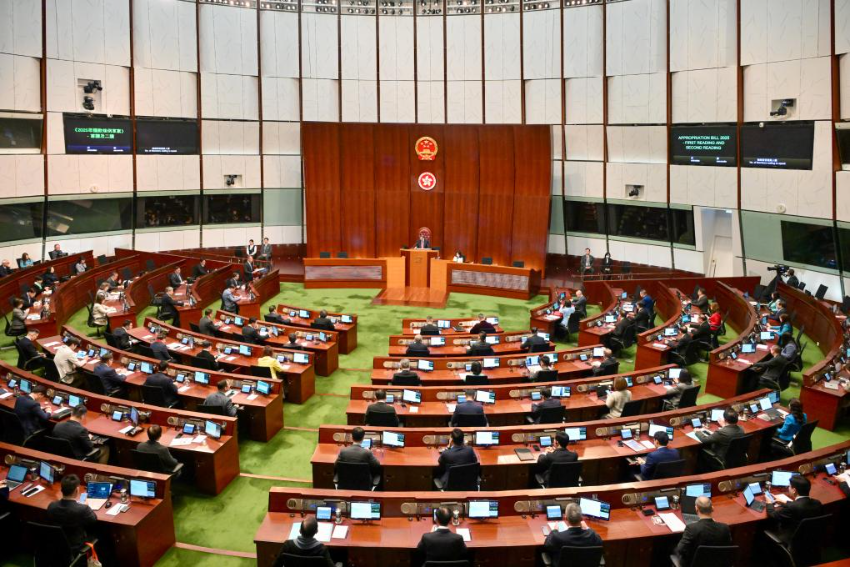 2月26日，香港特区政府财政司司长陈茂波发表2025/2026财政年度特区政府财政预算案，提出“强化版”财政整合策略。