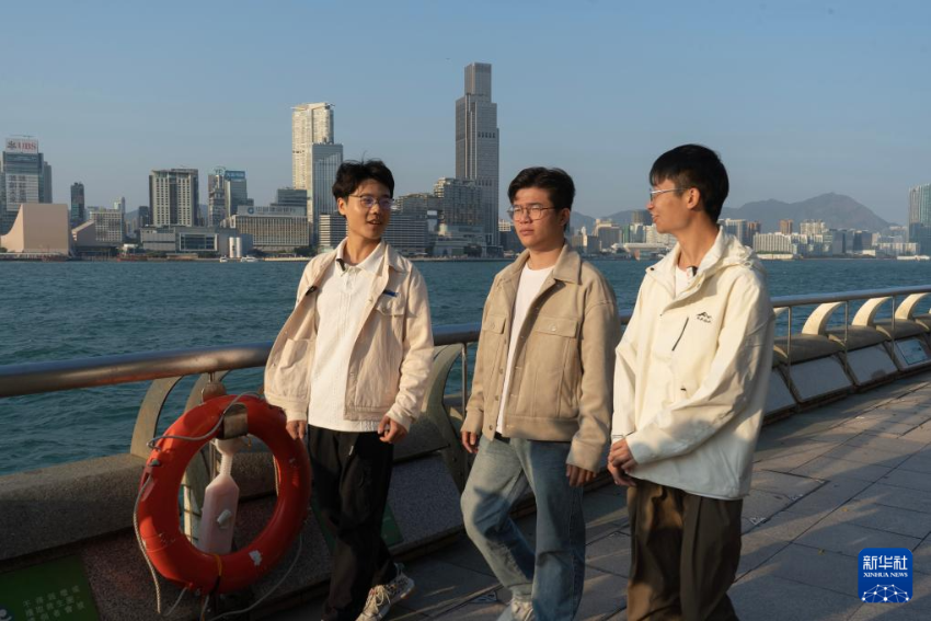 2月17日，在香港湾仔海滨长廊拍摄的何金淼（中）、温建彬（右）和王皓霖。