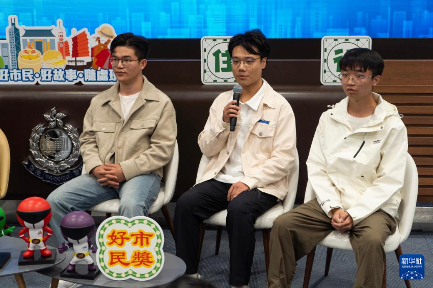 2月17日，何金淼（左）、温建彬（右）和王皓霖在香港湾仔警察总部接受媒体采访。