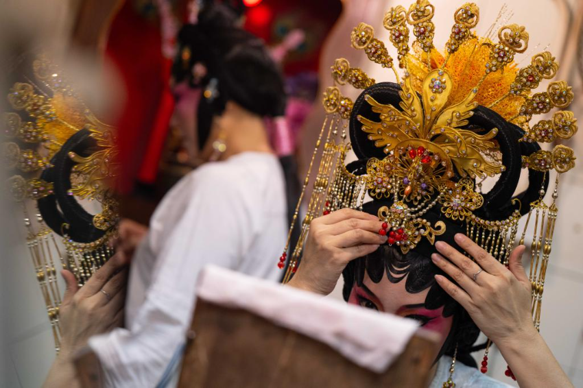 2月27日，表演粤剧神功戏的演员在后台戴头饰。