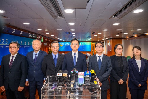 立法会选举管理委员会主席盛锐敏及廉政公署助理专员黄剑锋向传媒介绍会议内容。
