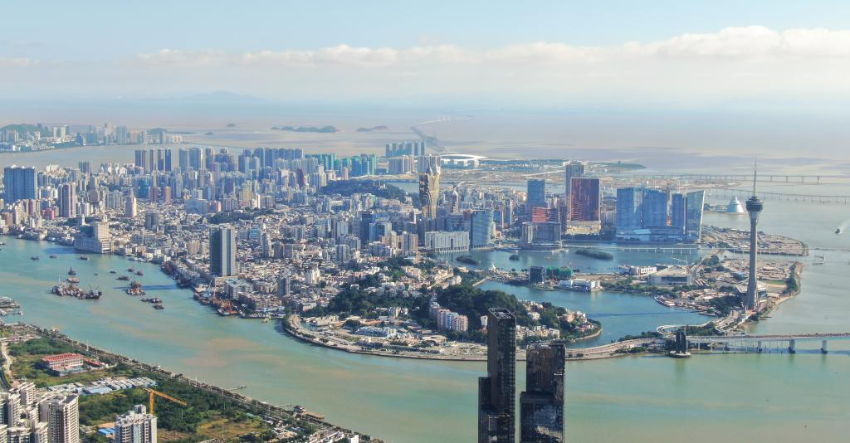 从珠海市区拍摄的澳门及远处的港珠澳大桥（2024年11月26日摄，无人机照片）。