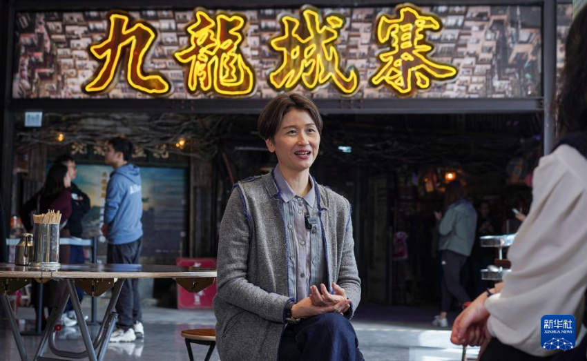 “走进香港，走进香港电影”之《九龙城寨之围城》电影展览的美术总监王慧茵在接受采访（2024年12月17日摄）。