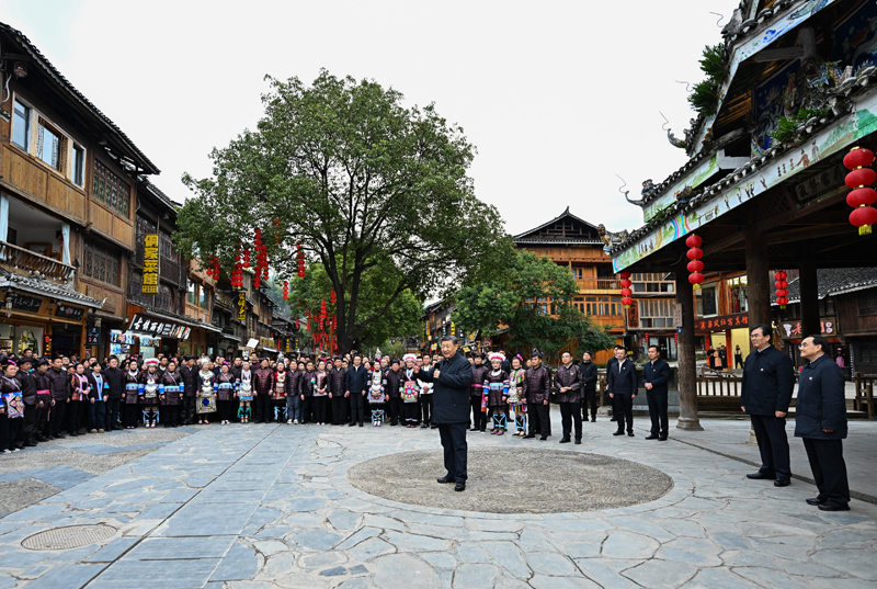 3月17日至18日，中共中央总书记、国家主席、中央军委主席习近平在贵州考察。这是17日下午，习近平在黔东南州黎平县肇兴侗寨考察时，同村民们亲切交流。