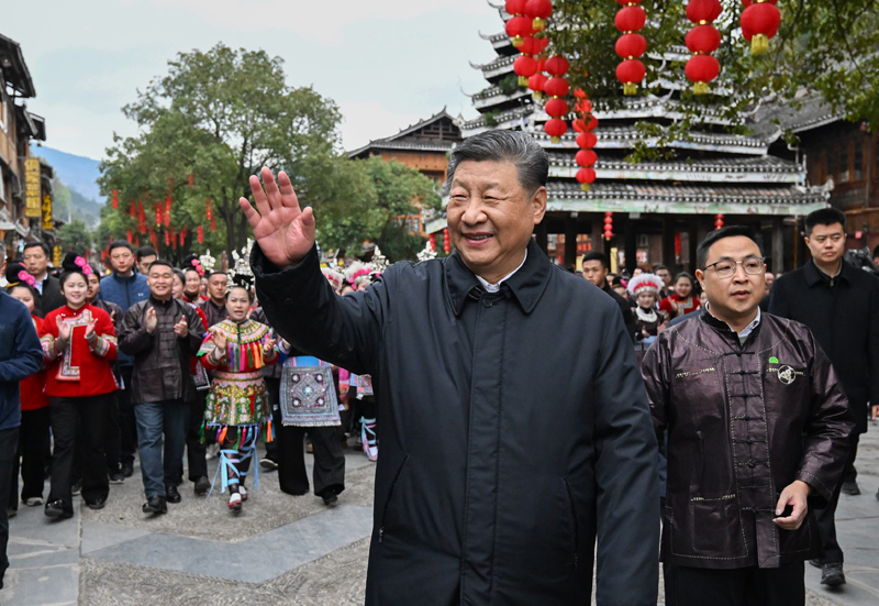 3月17日至18日，中共中央总书记、国家主席、中央军委主席习近平在贵州考察。这是17日下午，习近平在黔东南州黎平县肇兴侗寨考察结束时，同乡亲们挥手道别。