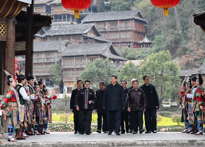3月17日至18日，中共中央总书记、国家主席、中央军委主席习近平在贵州考察。这是17日下午，习近平在黔东南州黎平县肇兴侗寨考察时，身着民族盛装的村民在寨门口唱起侗族大歌欢迎总书记。