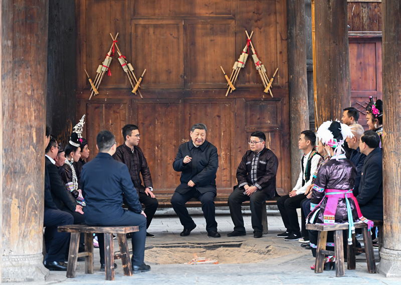 3月17日至18日，中共中央总书记、国家主席、中央军委主席习近平在贵州考察。这是17日下午，习近平在黔东南州黎平县肇兴侗寨考察时，在信团鼓楼同村干部和村民代表围坐在火塘边，共话乡村全面振兴。