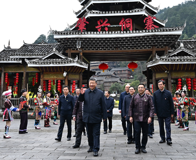 3月17日至18日，中共中央总书记、国家主席、中央军委主席习近平在贵州考察。这是17日下午，习近平在黔东南州黎平县肇兴侗寨考察时，在寨门口向身着民族盛装欢迎的村民挥手致意。