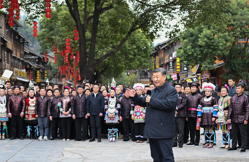 3月17日至18日，中共中央总书记、国家主席、中央军委主席习近平在贵州考察。这是17日下午，习近平在黔东南州黎平县肇兴侗寨考察时，同村民们亲切交流。