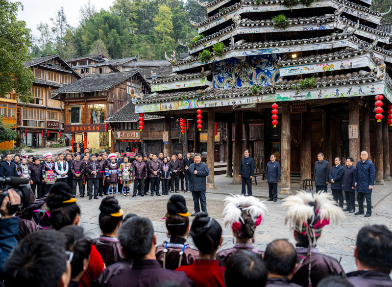 3月17日至18日，中共中央总书记、国家主席、中央军委主席习近平在贵州考察。这是17日下午，习近平在黔东南州黎平县肇兴侗寨考察时，同村民们亲切交流。