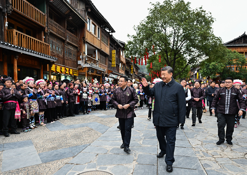 3月17日至18日，中共中央总书记、国家主席、中央军委主席习近平在贵州考察。这是17日下午，习近平在黔东南州黎平县肇兴侗寨考察结束时，同乡亲们挥手道别。