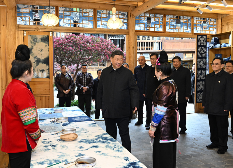 3月17日至18日，中共中央总书记、国家主席、中央军委主席习近平在贵州考察。这是17日下午，习近平在黔东南州黎平县肇兴侗寨侗乡特色产业基地考察。