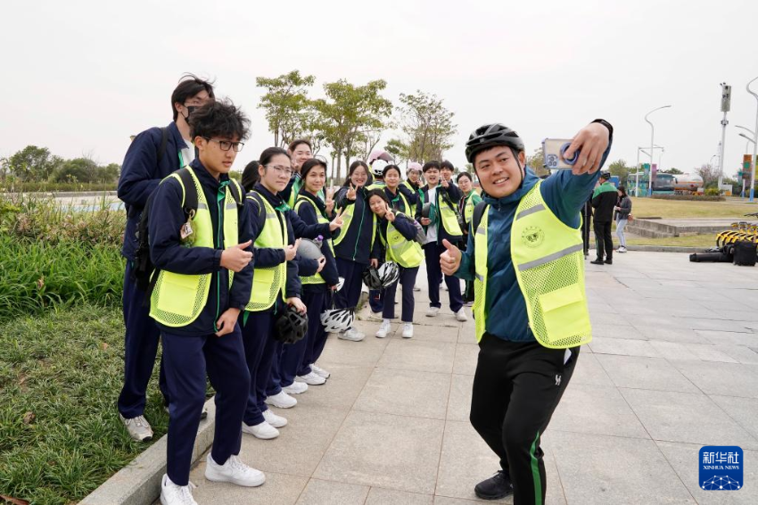 3月18日，澳门教业中学师生在横琴国家湿地公园合影留念。