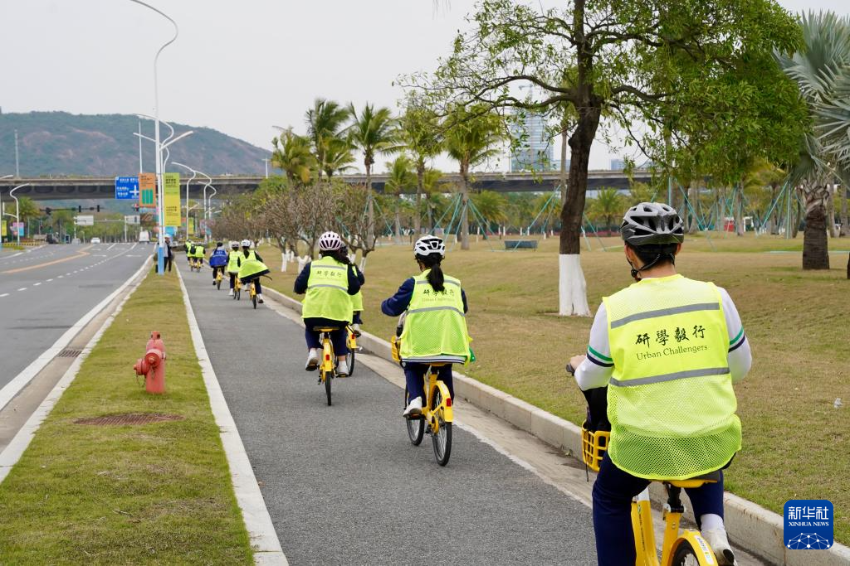 3月18日，澳门教业中学学生从横琴国家湿地公园骑行出发。