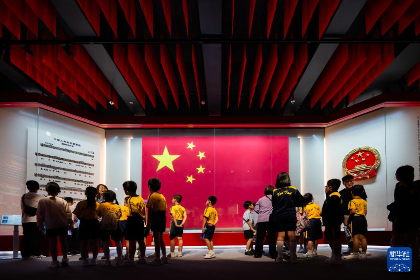 学生在香港国家安全展览厅参观（2024年10月4日摄）。 