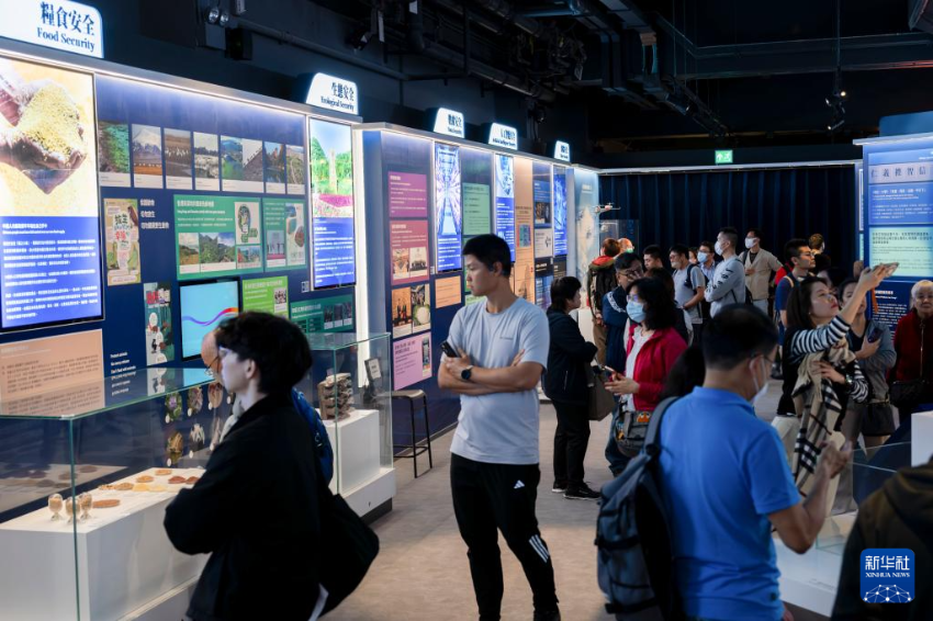 人们在香港国家安全展览厅参观（2025年3月14日摄）。 