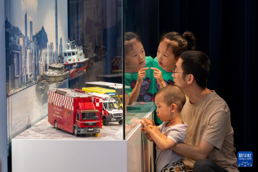 人们在香港国家安全展览厅参观（2024年10月4日摄）。 