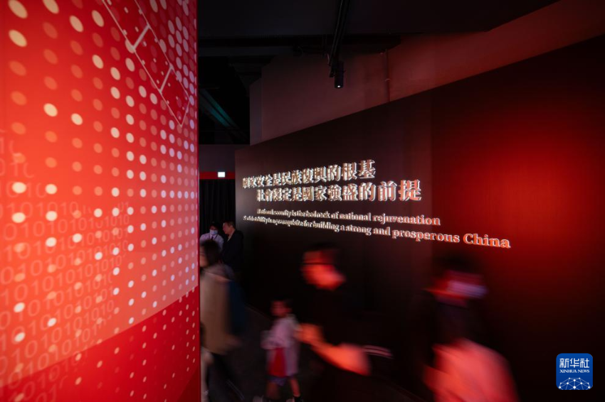 人们在香港国家安全展览厅参观（2025年3月14日摄）。 