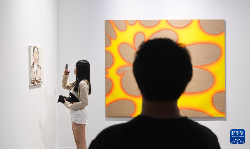 3月28日，观众在2025年巴塞尔艺术展香港展会参观。