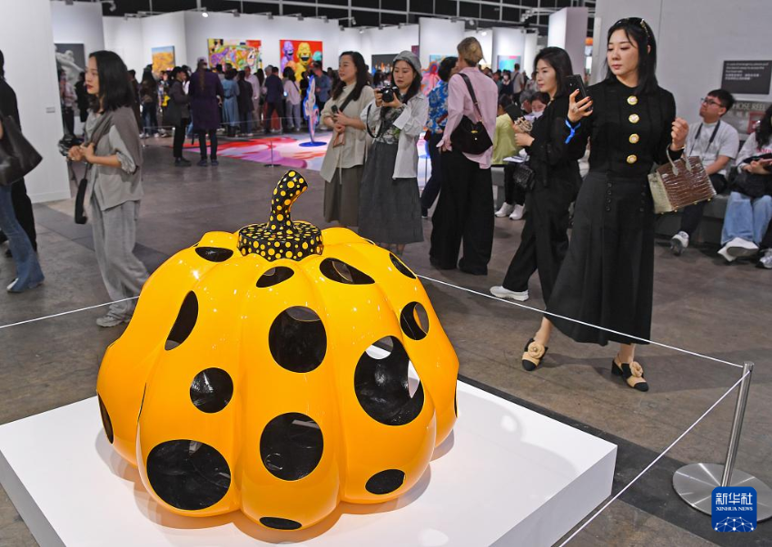 3月28日，观众在2025年巴塞尔艺术展香港展会参观。