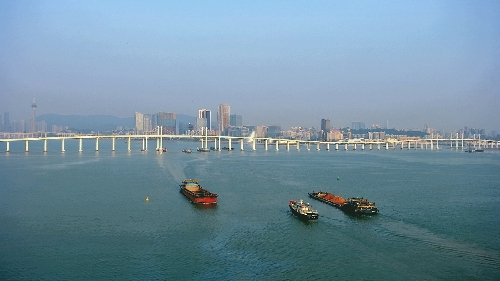 图为澳门半岛沿岸风光及熙来攘往的澳门水道。