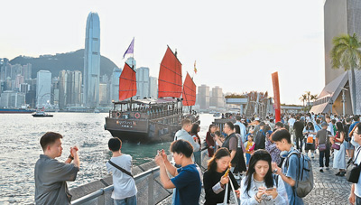 旅客在香港尖沙咀星光大道一带游玩。