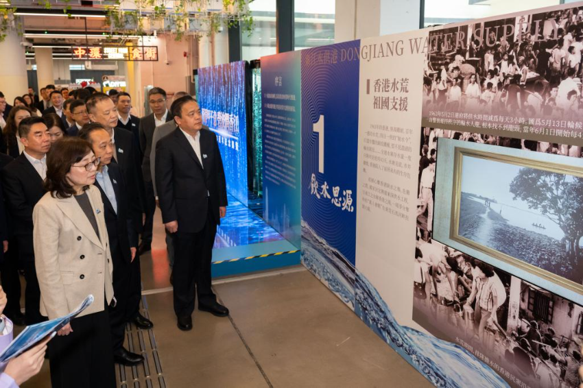 3月31日，嘉宾参观东江水供港60周年纪念展览。