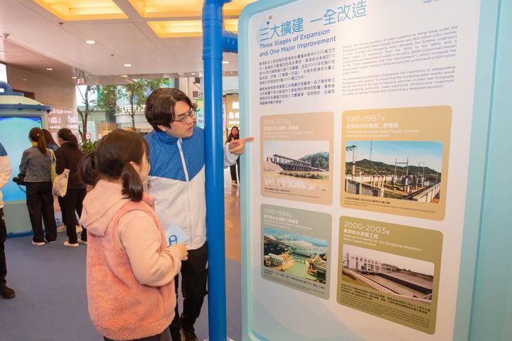 香港特别行政区政府水务署以“一脉相连 饮水思源”为主题，在香港铜锣湾时代广场启动“东江水供港60周年”专题巡回展览。这是展览现?。?025年1月11日摄）。