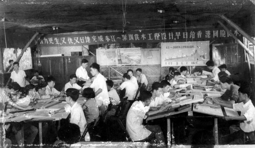 东深供水工程技术设计人员工作场景，当时设计团队的理念是要“又快、又好地完成东深供水工程设计，早日给香港同胞供水”（资料照片）。