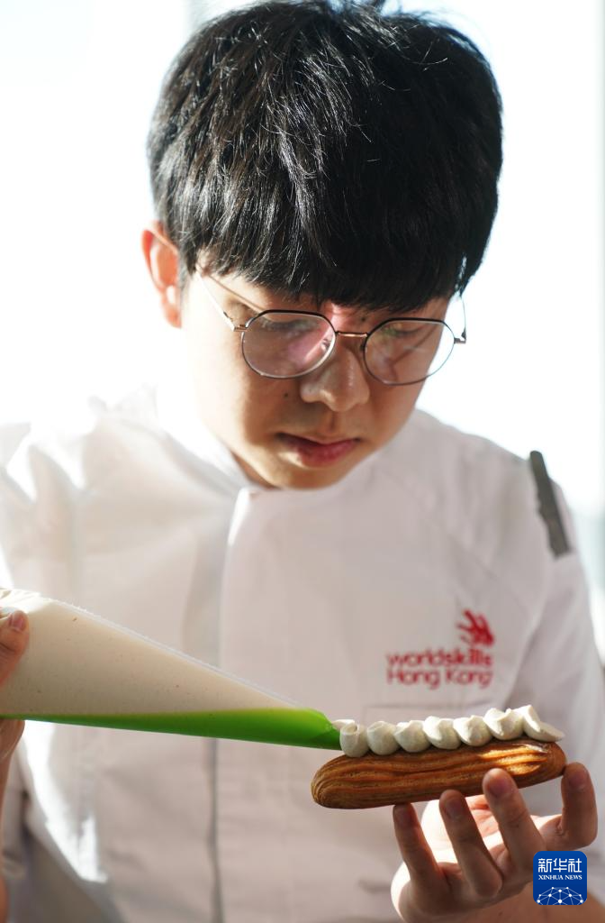 在香港国际厨艺学院西点厨房，姚浩民在制作西点（1月15日摄）。