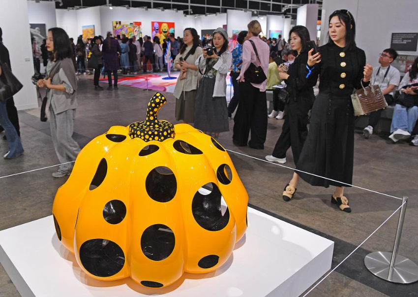 3月28日，观众在2025年巴塞尔艺术展香港展会参观。