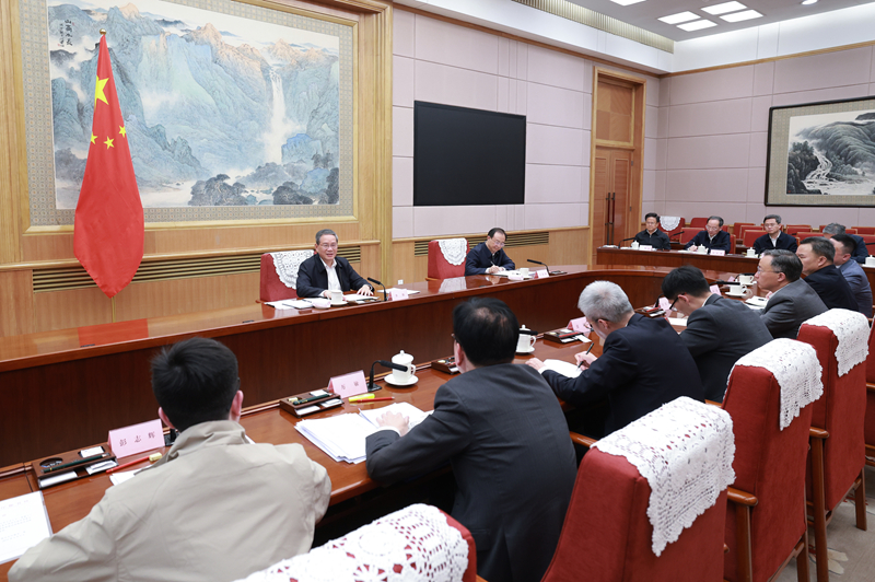4月9日下午，中共中央政治局常委、国务院总理李强主持召开经济形势专家和企业家座谈会，听取对当前经济形势和下一步经济工作的意见建议。