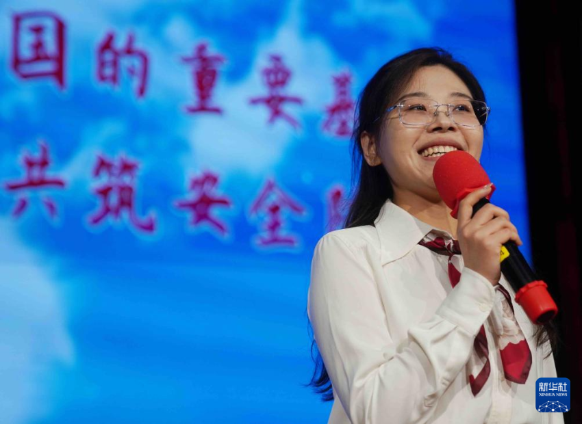 4月9日，在香港培侨中学，北京人大附中分校教师高维阳以“守护文明星火 共筑安全防线”为主题，为学生讲解国家安全相关内容。