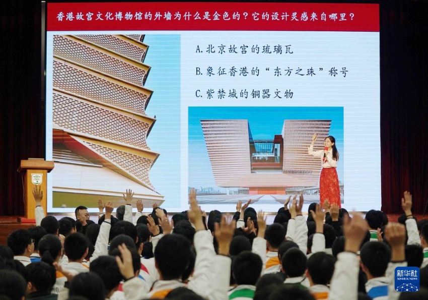 4月9日，在香港培侨中学，北京人大附中分校教师高维阳在活动上提出活跃气氛的问题，学生踊跃举手回答。
