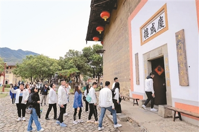 图为港澳青年参观永定土楼。