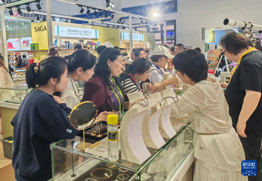 4月14日，在第五届消博会上，参观者在香港法诗卡珠宝有限公司展位上了解商品。