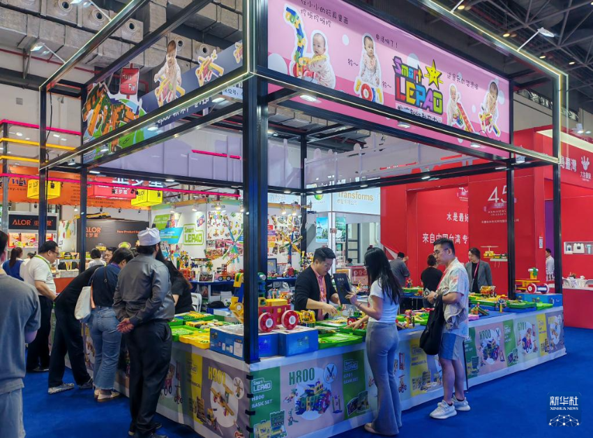 4月14日在第五届消博会上拍摄的一家销售儿童玩具的台湾企业展位。