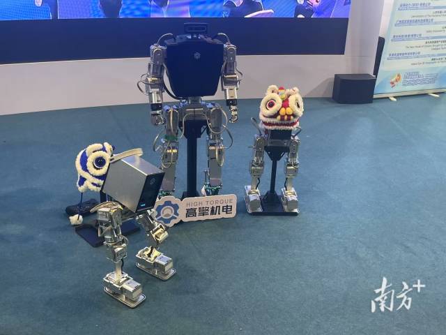 在创科展上，来自广东的机器人企业展示相关产品。 杨天智 摄