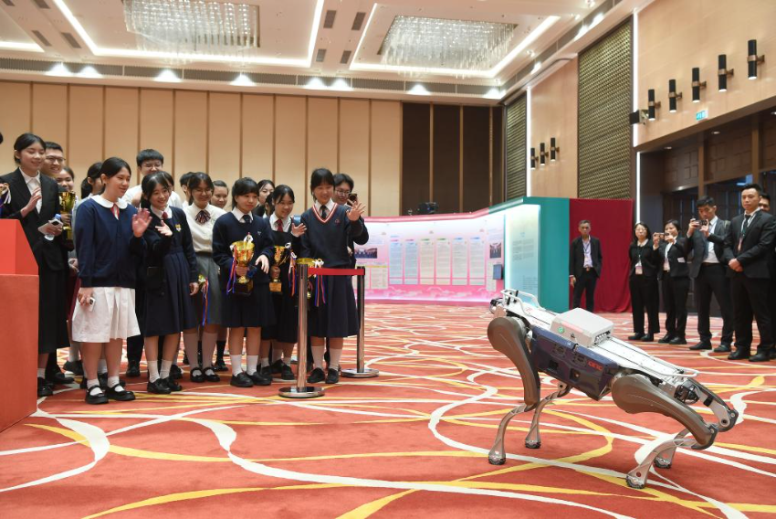 4月15日，学生在由澳门特区政府与澳门中联办合办的“全民国家安全教育展”上观看智能四足机器人。