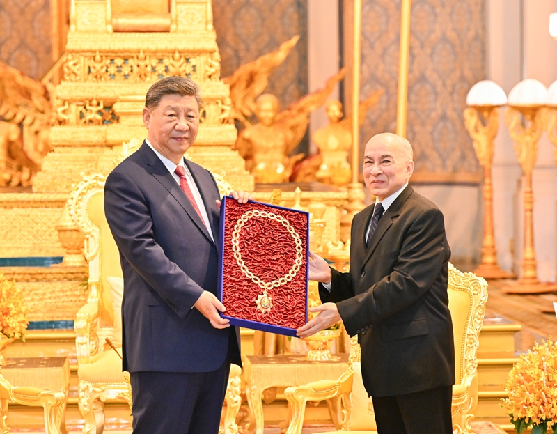 4月17日下午，柬埔寨国王西哈莫尼同中国国家主席习近平在金边王宫举行会见。这是西哈莫尼向习近平颁授“柬埔寨王国民族独立大项链级勋章”。