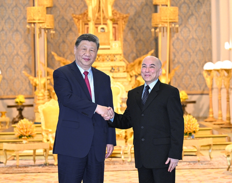 4月17日下午，柬埔寨国王西哈莫尼同中国国家主席习近平在金边王宫举行会见。