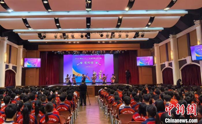 图为2025“广西三月三”走进港澳系列活动在澳门濠江中学举办展演。
