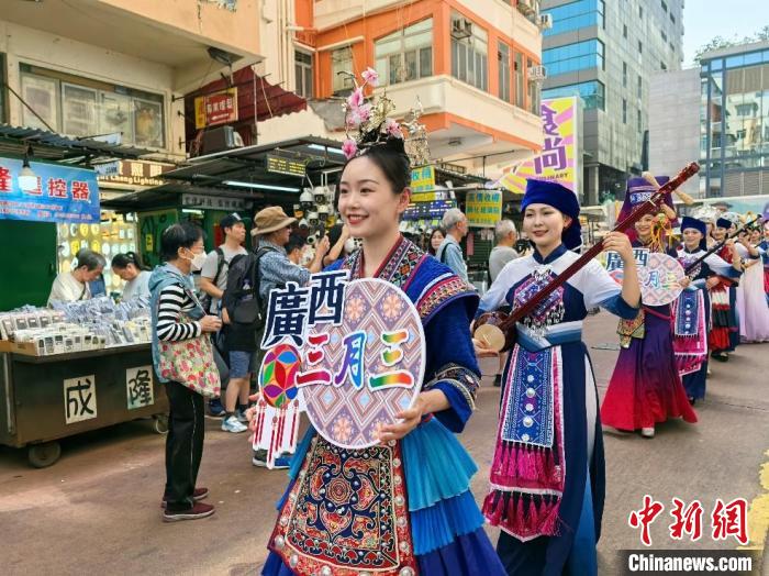 图为“广西三月三”快闪活动走进香港深水埗，与香港市民近距离互动。